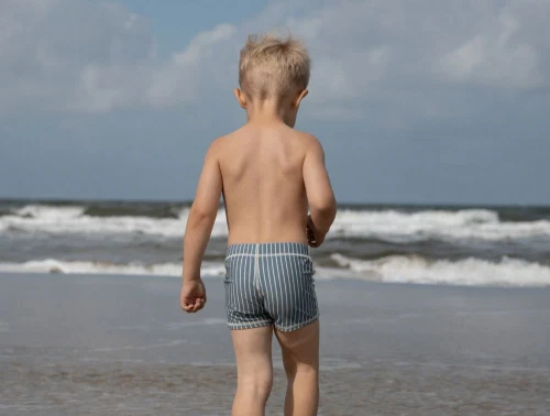 Dreng iklædt blå og hvid stribet badeshorts fra Petit Piao PP413 blue mirage